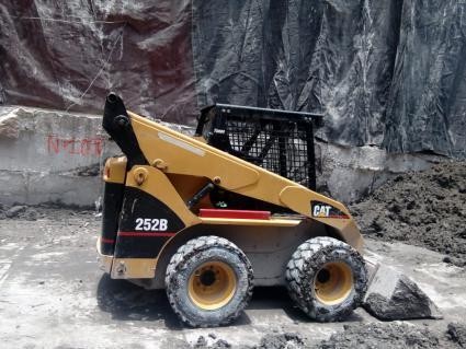 Minicargador Caterpillar 252B con cucharón